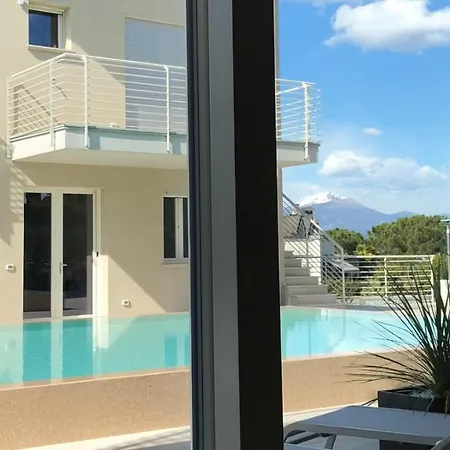 *central Lakeside Apt*swimming Pool & Free Parking Apartment